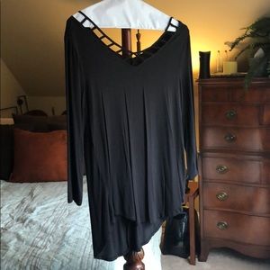 Black peep hole v-beck blouse